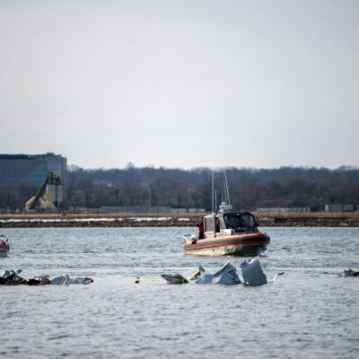 Police boats return to the Potomac River for DC plane crash recovery and investigation