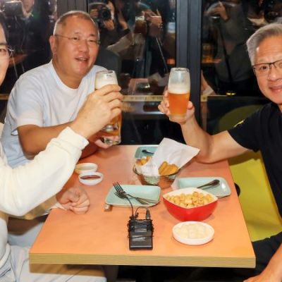 Three billionaires went out for chicken and beer, and paid for everyone’s meal | CNN Business