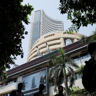 Stock markets decline in early trade amid rising crude oil prices