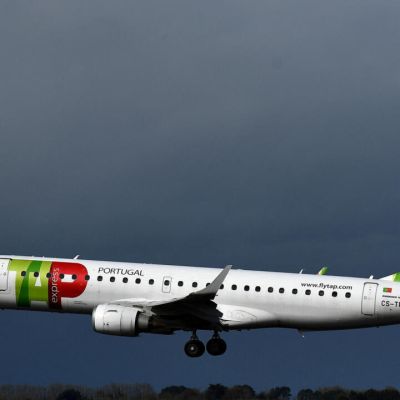 Six airlines halt flights to Venezuela after US warns of rising military risks