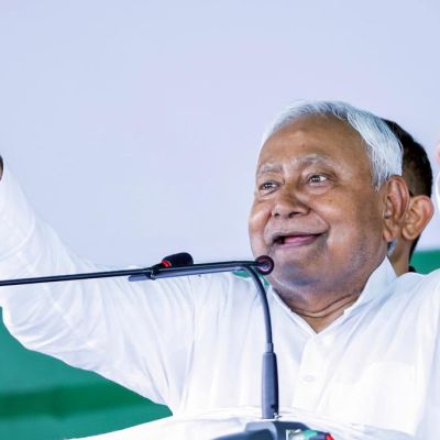 Nitish announces ₹25,000 allowance for ‘Vikas Mitras’ to buy tabs