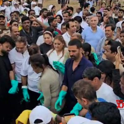 Akshay Kumar cleans up Mumbai’s Juhu beach a day after Ganpati Visarjan