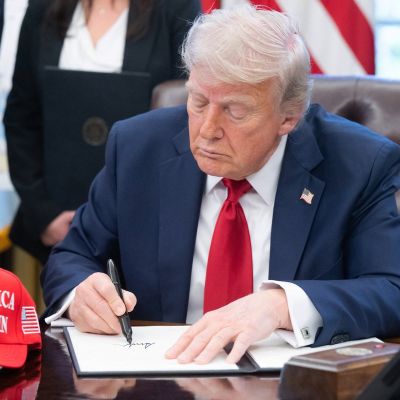 Trump signs executive memorandum to investigate major Democratic fundraising group