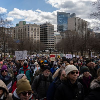 More Than 500 Researchers, Physicians Rally at Boston Common to Protest Trump’s Attacks on Research Funding | News | The Harvard Crimson