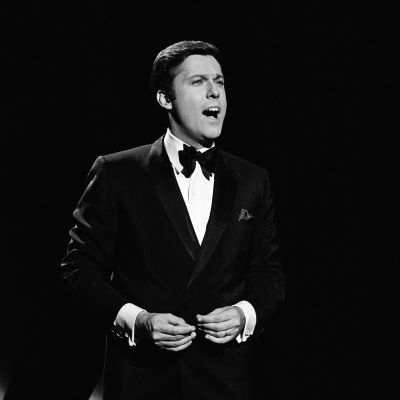 Jack Jones, a Suave, Hit-Making and Enduring Crooner, Dies at 86