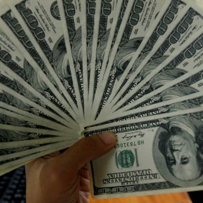 Dollar sellers pause with eye on US jobs