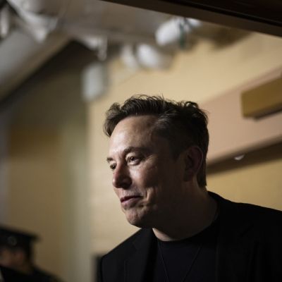 Musk wins $1 trillion pay package