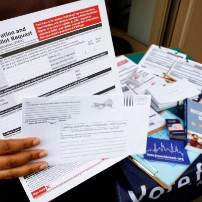 With polls tight, U.S. election campaigns target overseas voters