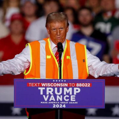 Donald Trump rides garbage truck in Green Bay in bid to turn tables on Puerto Rico flap
