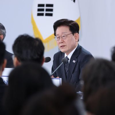Lee’s approval rating dips after 2-week rise: poll – The Korea Times
