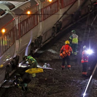 UK train stabbings injure 10, police arrest two suspects