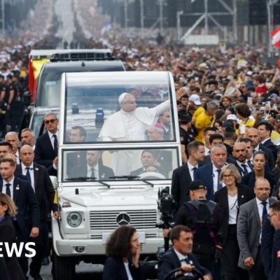 Pope praises young people’s energy at giant Mass in Paris