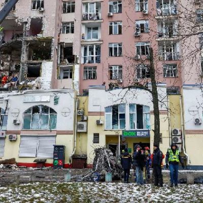Russian missile and drone attacks on Kyiv leave thousands without heat