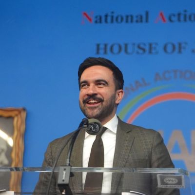 “AI-generated”: Harry Sisson reacts after Alex Jones alleges young Zohran Mamdani’s photo with Epstein, Bill Gates, Bill Clinton & others “is real”