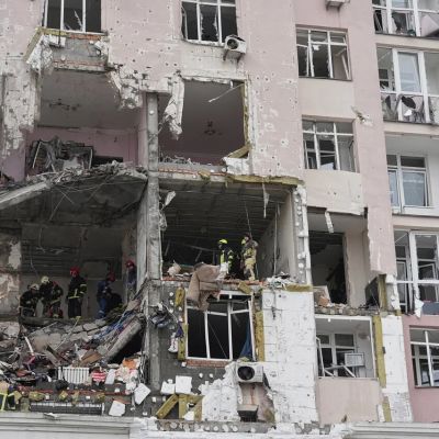 Russia launches ‘massive strike’ on Kyiv ahead of Zelensky-Trump meeting