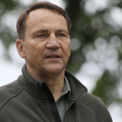 Sikorski addresses Musk over Starlink restrictions in Ukraine