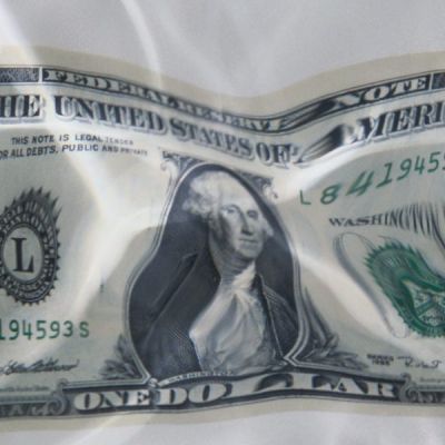 Gold and some non-dollar currencies start to shine, but it’s not all about de-dollarization