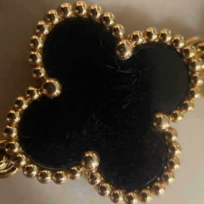 4 telltale signs of a fake Van Cleef & Arpels piece, according to a secondhand luxury retailer