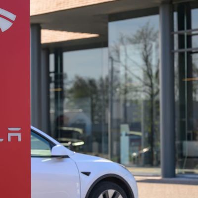 Tesla is promoting ‘pre-tariff’ EVs in Canada as prices begin to rise