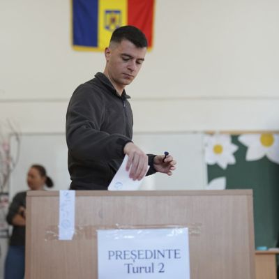 Romania holds runoff vote in presidential election rerun -- RT World News