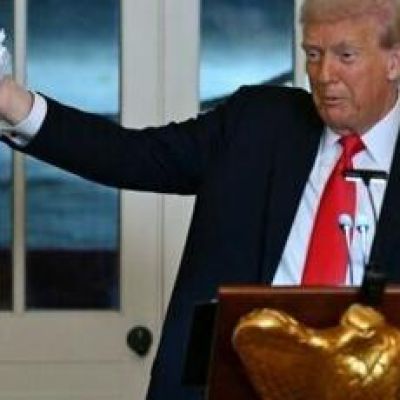 Trump hosts dinner for wealthy donors to White House ballroom