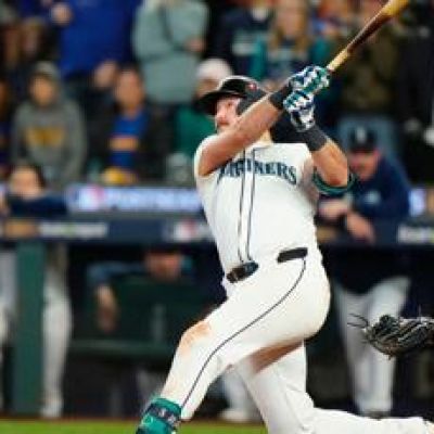 Raleigh’s 64th homer of the year sparks Mariners’ 8th-inning rally against Blue Jays