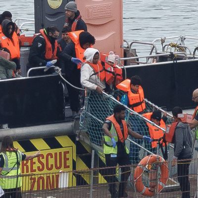 UK could seize asylum seekers’ valuables – minister — RT World News