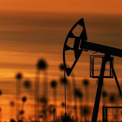 Oil prices fall as markets watch Russia-Ukraine peace efforts for supply signals