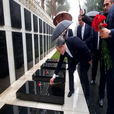 Iranian FM pays tribute to Azerbaijani martyrs in Baku