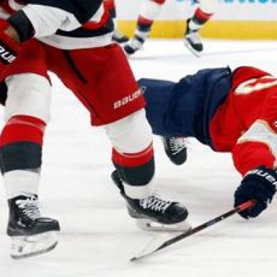 Panthers rally with five-goal third period, beat Hurricanes 5-2