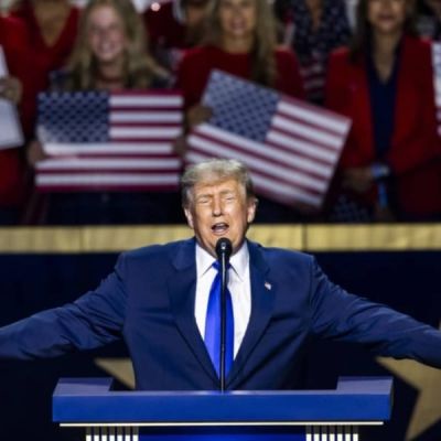 Trump takes centre stage as Republicans fight midterm tide