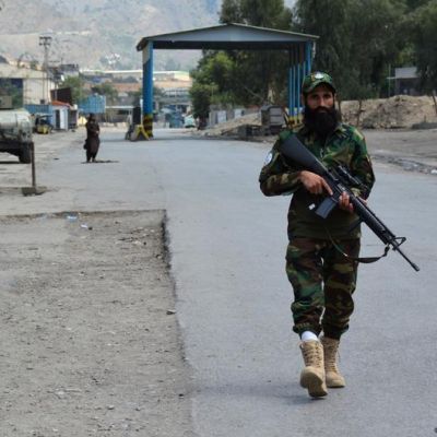 Pakistan seals Afghan border crossings amid clashes