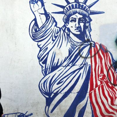 Iran, US hold talks in push to avert war