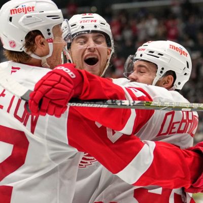 ‘We’re playing good hockey’: Wings win third straight, top Kings in shootout