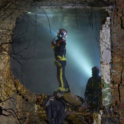 Russian attacks kills 2 in Kyiv as diplomatic efforts to end war in Ukraine gain momentum