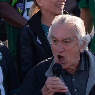 Robert De Niro gatecrashes Eagles tailgate for anti-Trump speech