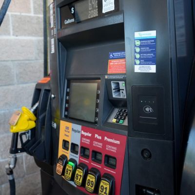 U.S. to finalize sharply lower vehicle fuel economy standards