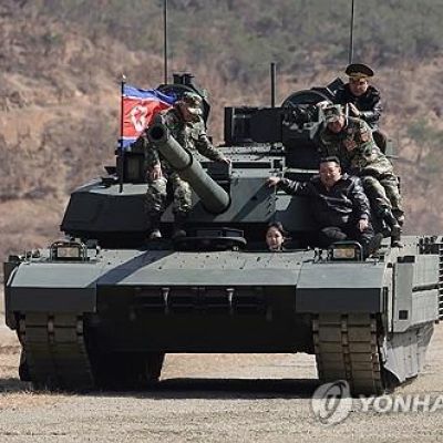 (LEAD) N. Korea’s Kim oversees drill involving new battle tanks; daughter Ju-ae in driving seat | Yonhap News Agency