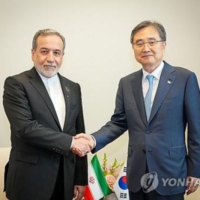 FM urges safe navigation in Strait of Hormuz in call with Iranian counterpart | Yonhap News Agency