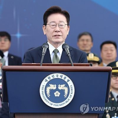 (LEAD) Lee vows to seek measures to reduce military tensions with N. Korea