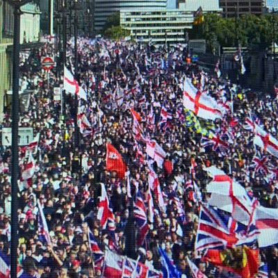 UK: 25 arrested for violent clashes as over 110,000 join anti-immigration rally in London, leaving 26 police injured