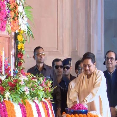 Lucknow: Mayawati pays floral tribute to BSP founder Kanshi Ram on his death anniversary