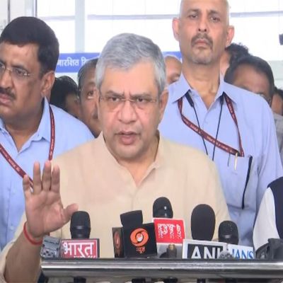 Ashwini Vaishnaw reviews new constructions at New Delhi Railway Station ahead of festival surge