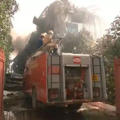 India News | Madhya Pradesh: Fire Breaks out at Indore Chemical Plant, Firefighting Operation Underway | LatestLY