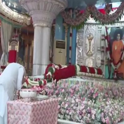 India News | Andhra Pradesh: PM Modi Pays Respects at Sri Sathya Sai Baba’s Mahasamadhi in Puttaparthi | LatestLY
