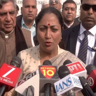 India News | Delhi CM Distributes 10,000 Heaters to RWAs to Combat Wood, Coal Burning During Winter | LatestLY