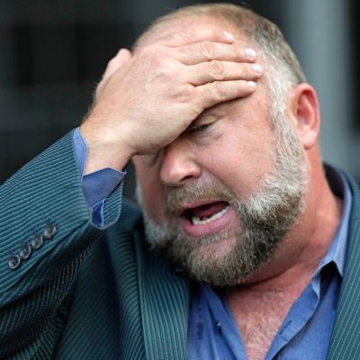Alex Jones goes from kissing Trump’s ass to calling for impeachment