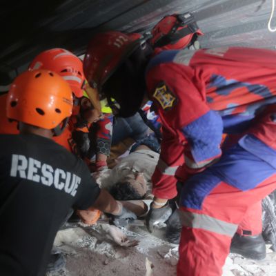 Rescuers Run Oxygen to Survivors in Indonesia School Building Collapse