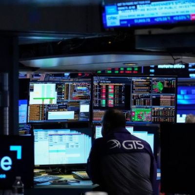 US stocks hold near records on hopes of an agreement with Iran