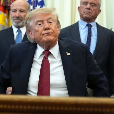 Trump aides, fearing midterm rout, push to keep Iran war ‘quiet’ for now